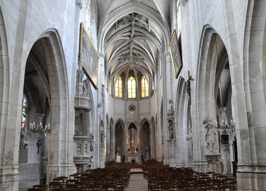 Vue d'ensemble de la nef de l'église Saint-Thibault (XVIe siècle).
