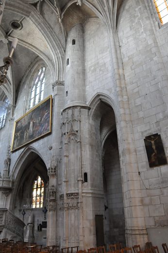 Belle colonne gothique avec niches de statues