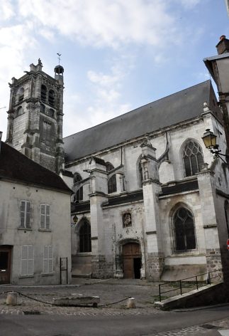 L'entrée nord de l'église Saint-Thibault.