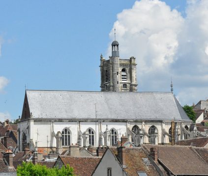 L'église Saint-Thibault fait 45 mètres de long.
