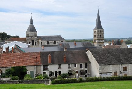 Vue d'ensemble de l'ancien prieuré depuis les remparts