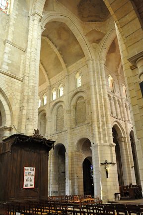 La croisée avec vue sur le croisillon nord du transept.