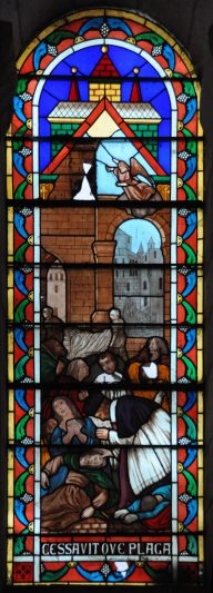 Un saint homme s'occupe des malades de la peste, vitrail d'une chapelle