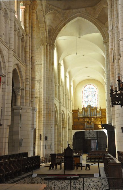 Vue d'ensemble du chœur, de la nef et de l'orgue de tribune depuis l'abside. 