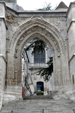 Le portail principal de la façade ouest