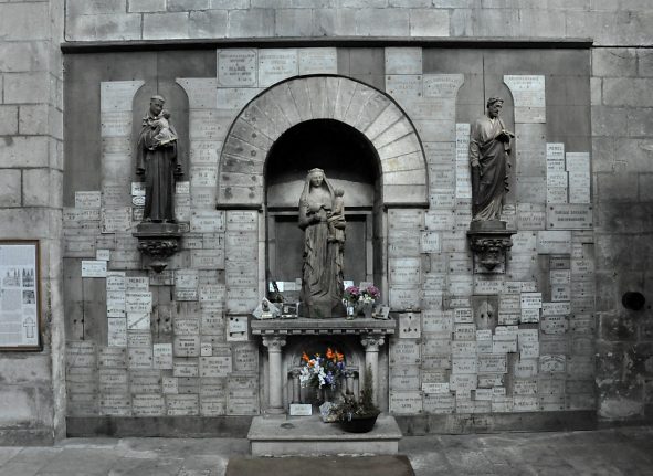 L'autel de la Vierge et ses ex-voto dans le croisillon nord