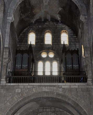 L'orgue de tribune et la façade ouest