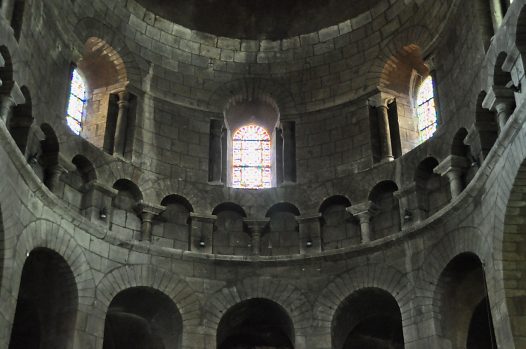 Arcature romane et fenêtres hautes du chœur