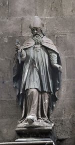 Statue de saint Éloi tenant un marteau