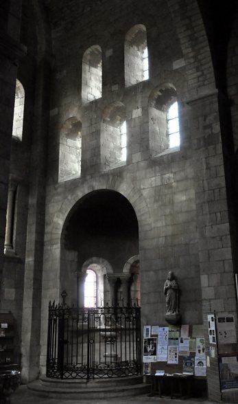 Le côté oriental du croisillon nord avec le baptistère dans l'absidiole