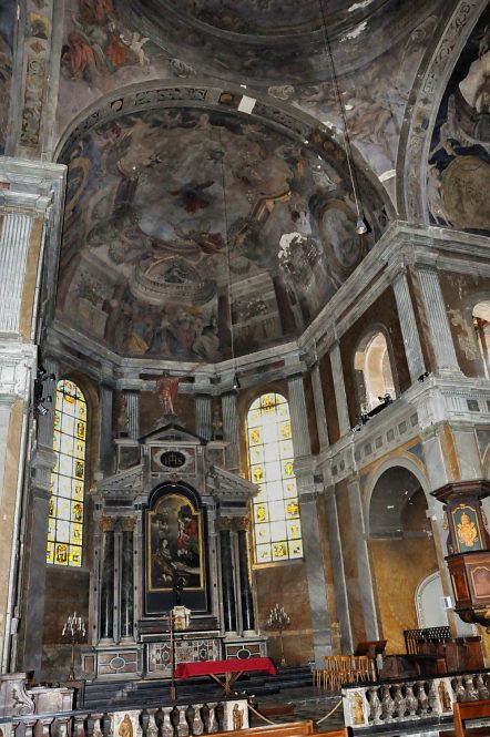 Le chœur et sa voûte peinte créent une très belle  atmosphère baroque du XVIIe siècle.