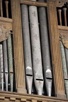 Les tuyaux peints de l'orgue de tribune Renaissance