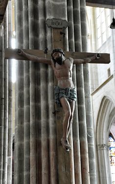 Le Christ en croix sur un pilier