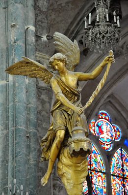 Statue de l'ange sur le maître–autel