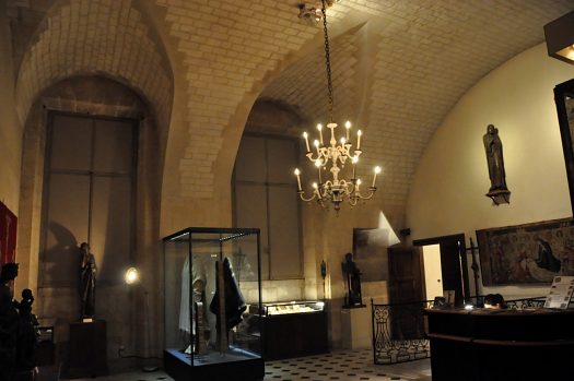 La sacristie est l'une des deux salles où est exposé le Trésor de la cathédrale