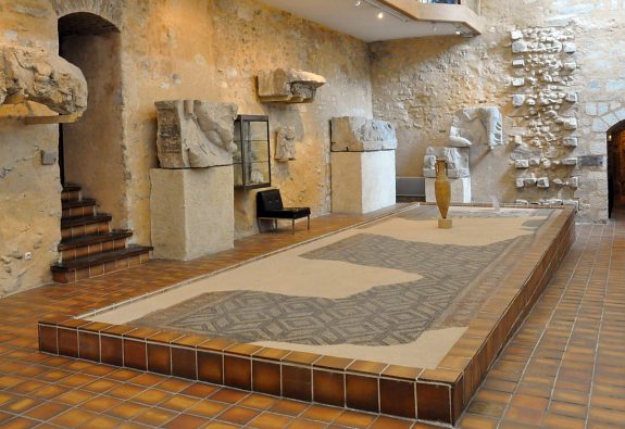 La grande salle archéologique avec ses bas-reliefs gallo-romains