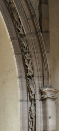 Pierre sculptée sur l'arc d'entrée de la chapelle des Fonts baptismaux 