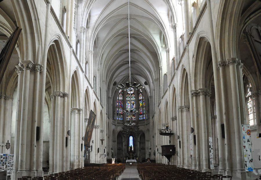 Vue d'ensemble de la nef de l'église Notre-Dame à Villeneuve-sur-Yonne