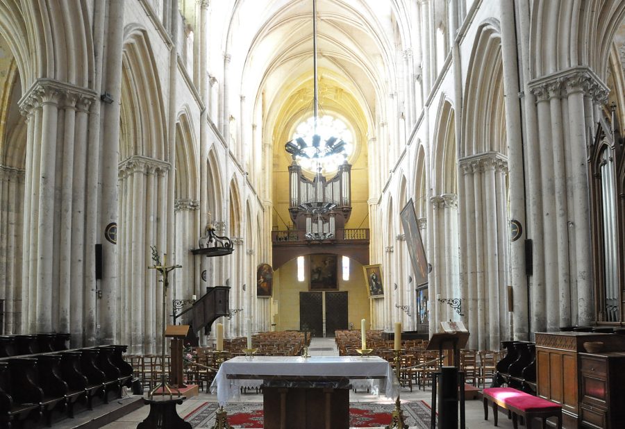 La nef et l'orgue de tribune vus de derrière l'autel