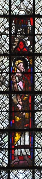 Un saint dans un vitrail du XIIIe siècle
