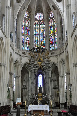 Le chœur et l'abside avec ses vitraux posés en 1901