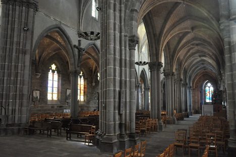 La nef vue du transept avec le bas-côté nord.