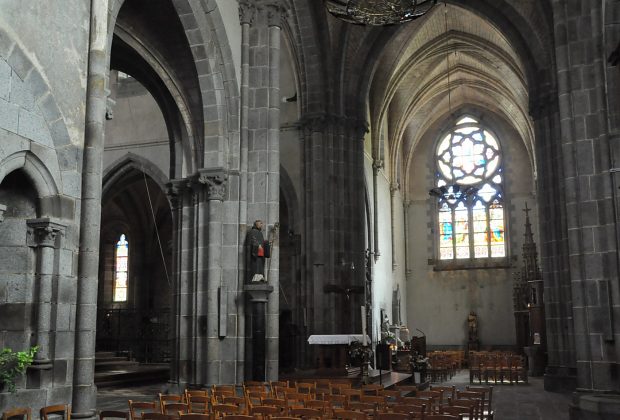 Le transept, très saillant, de l'église Notre–Dame donne ici sur le beau vitrail de l'Assomption