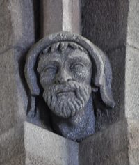 Une tête d'homme sculptée dans le granit