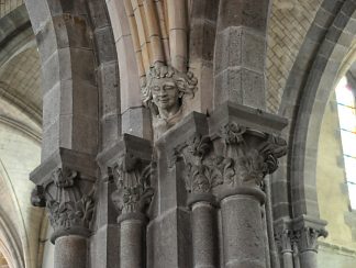 Chapiteaux d'un pilier du transept nord avec une tête d'homme.