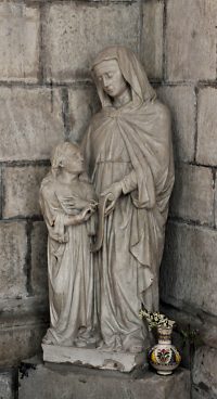 Déambulatoire : groupe sculpté représentant «l'Éducation de la Vierge»