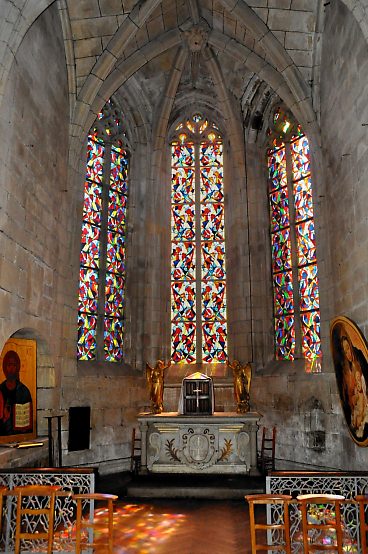 La chapelle axiale et ses vitraux contemporains