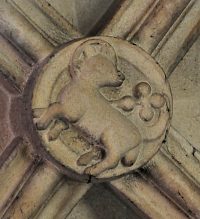 Déambulatoire : l'agneau pascal dans la clé de voûte d'une chapelle