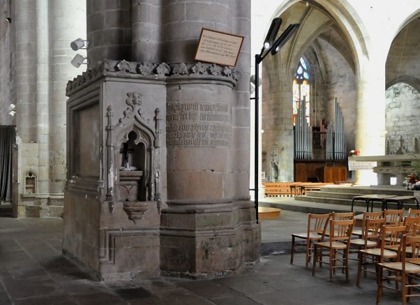 Le pilier sud–est de la croisée contient une inscription de 1490 relative au début de la construction