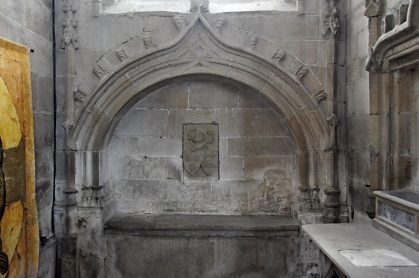 Enfeu dans une chapelle sud du déambulatoire (XVe siècle) et ses armoiries