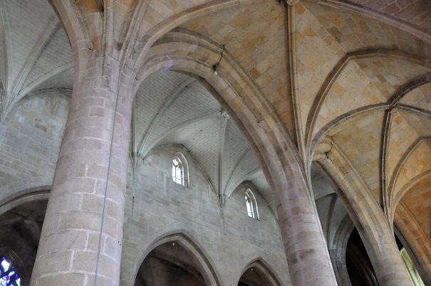 Constructions du XIXe siècle : piles de la nef et intrados des arcades des bas–côtés
