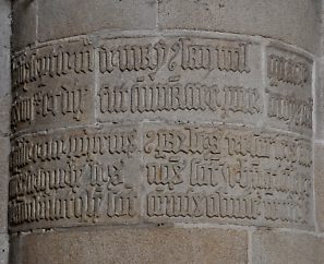 Le texte gravé sur le pilier sud-est de la croisée (1490)