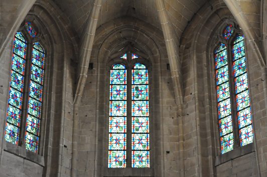 Baie 101–100–102 : l'abside et ses vitraux contemporains au second niveau de l'élévation