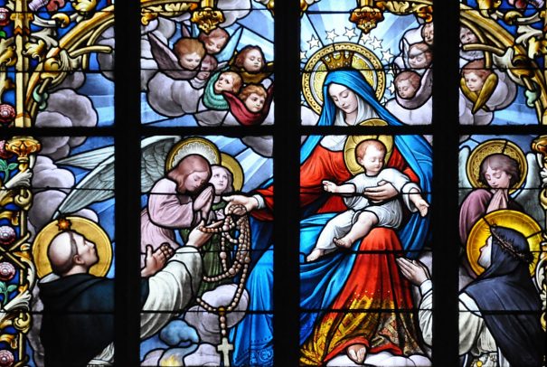 Baie 18, détail : La Vierge remet le rosaire à saint Dominique