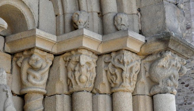 Chapiteaux romans sur la façade occidentale