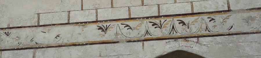 Reste d'une frise décorative ocre et rouge sur fond blanc créée lors de la construction de l'église vers 1200).