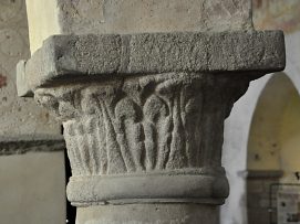 Chapiteau à thème floral de la fin du XII siècle