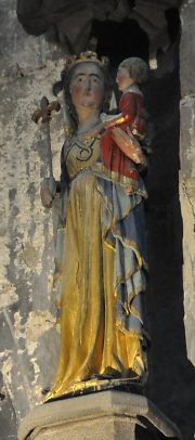 Statue de la Vierge à l'Enfant dans l'arcade du chœur