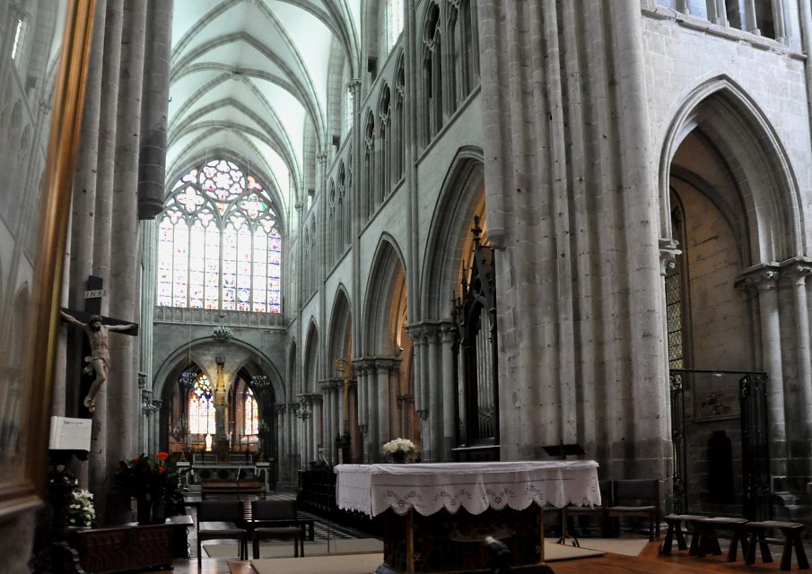 Vue générale du chœur depuis l'autel de messe dans la croisée du transept