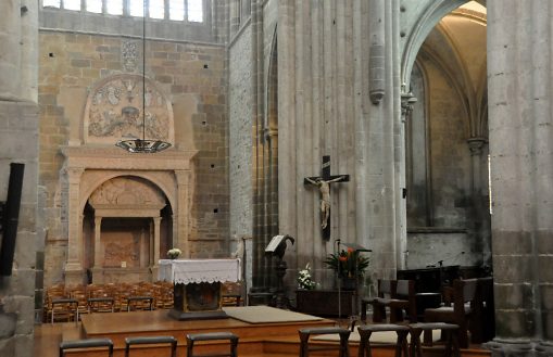 La croisée et l'autel de messe. Au fond, le tombeau de Thomas James