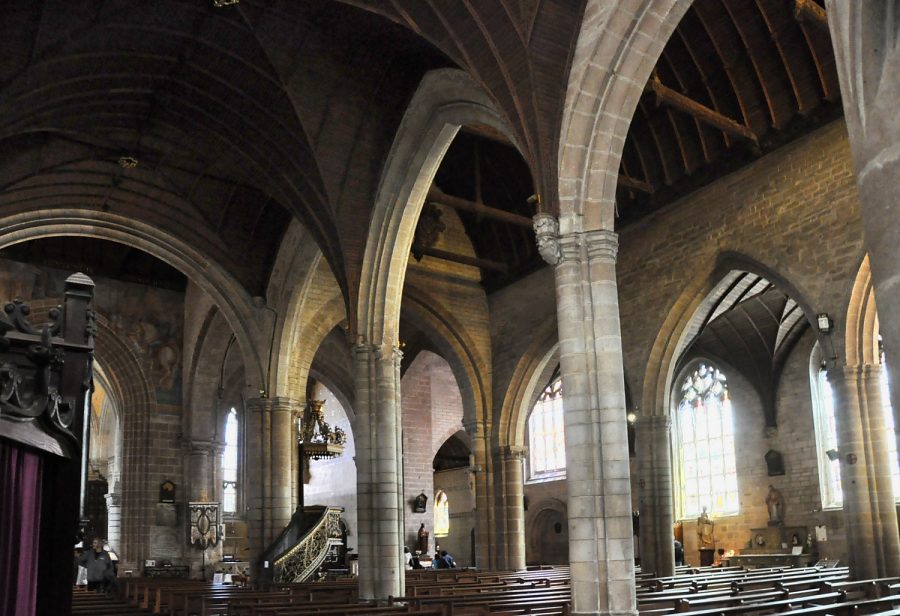 Les grandes arcades de la nef et le bas-côté sud.