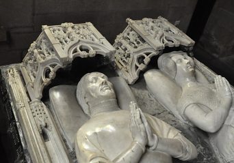 Les deux gisants du cénotaphe d'Olivier de Clisson.