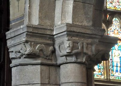 Vestige d'un chapiteau roman du XIIe siècle : un renard dévaste un poulailler