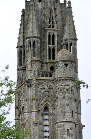Le clocher de la basilique vu des jardins du château.
