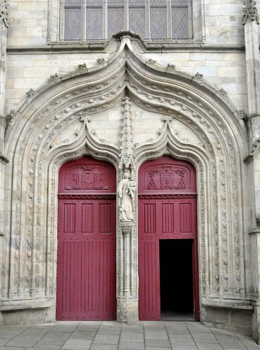 Le portail occidental et sa magnifique accolade à voussure triple (XVe siècle).