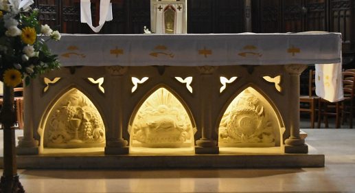 L'autel est orné de trois sculptures représentant le sacrifice pascal